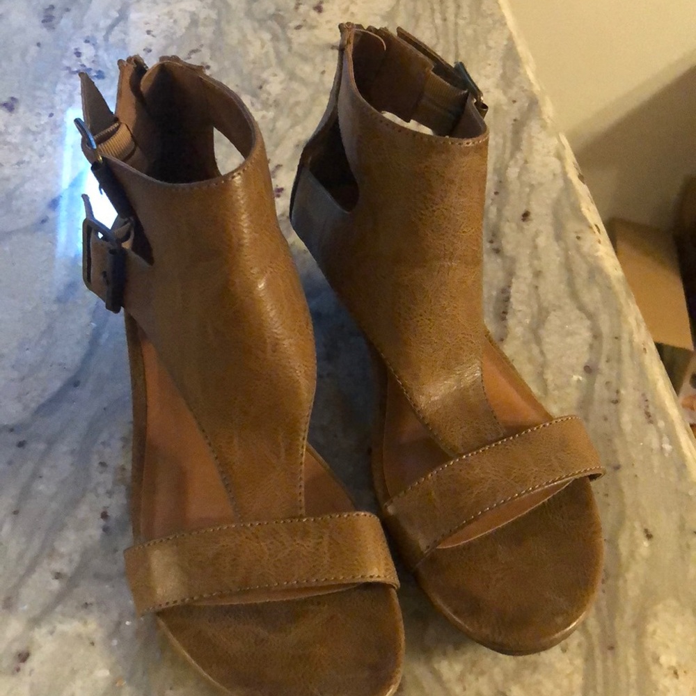 Brown distressed leather sandals with small heel